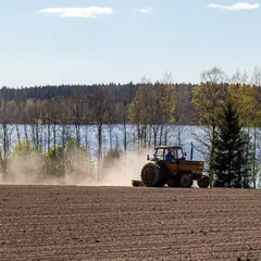 Trator arando a terra