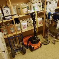 Equipamentos e produtos de limpeza organizados