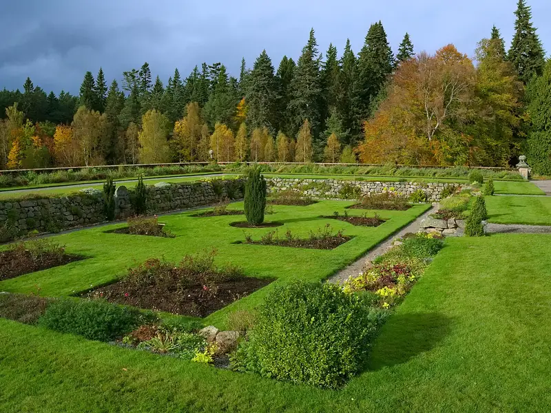 Jardim com canteiros e gramado bem cuidados