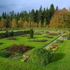 Jardim com canteiros e gramado bem cuidados