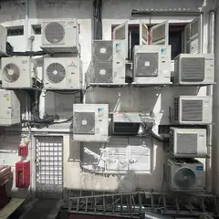 Unidades externas de ar-condicionado em uma parede