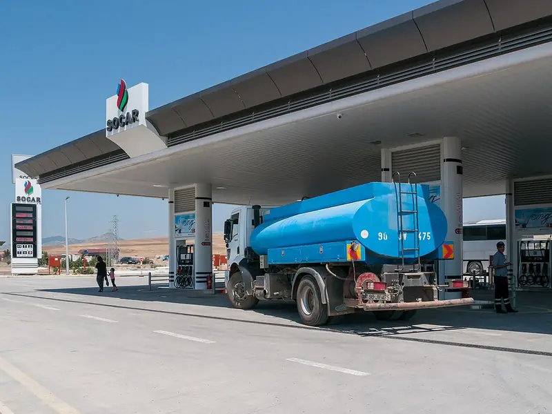 Caminhão-tanque em um posto de combustíveis
