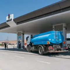 Caminhão-tanque em um posto de combustíveis
