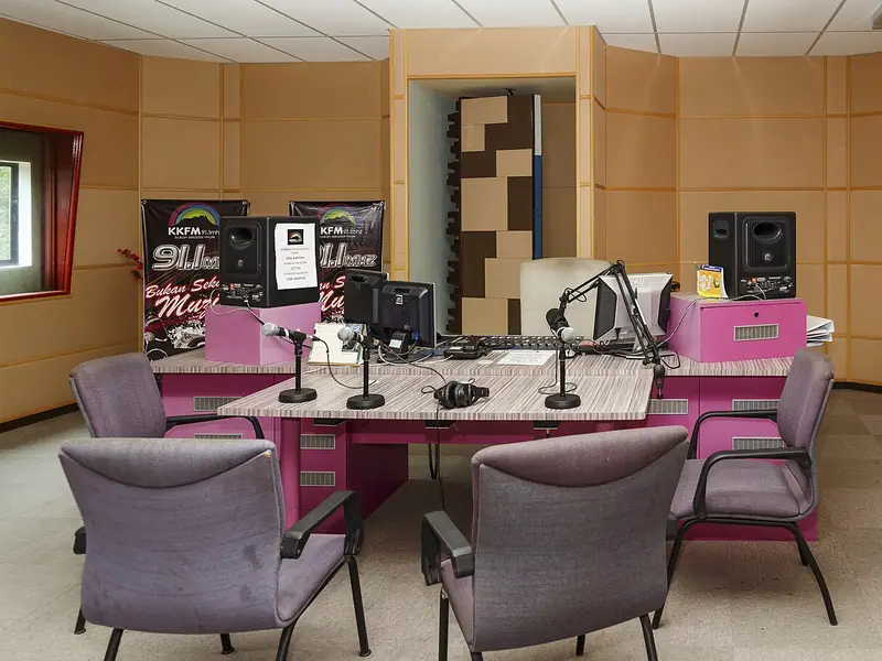 Estúdio de rádio com mesa de som e microfones