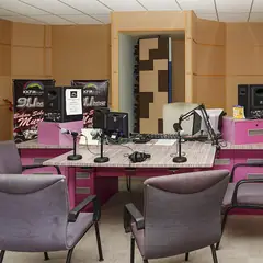 Estúdio de rádio com mesa de som e microfones
