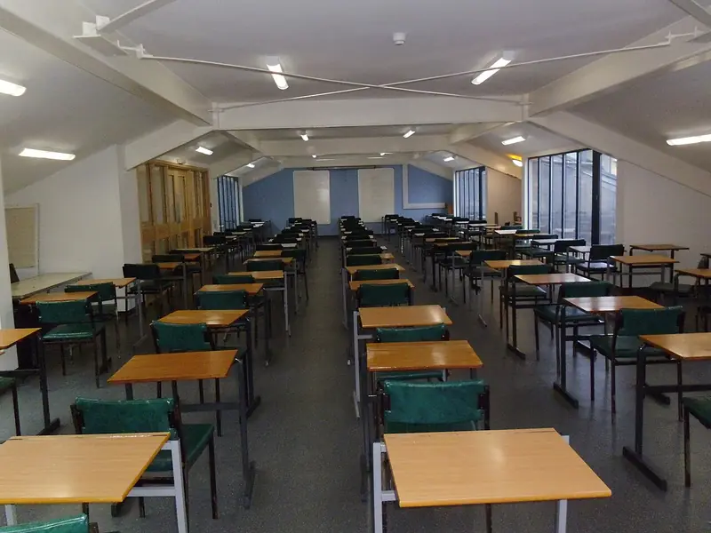 Sala de prova com mesas enfileiradas