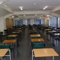 Sala de prova com mesas enfileiradas