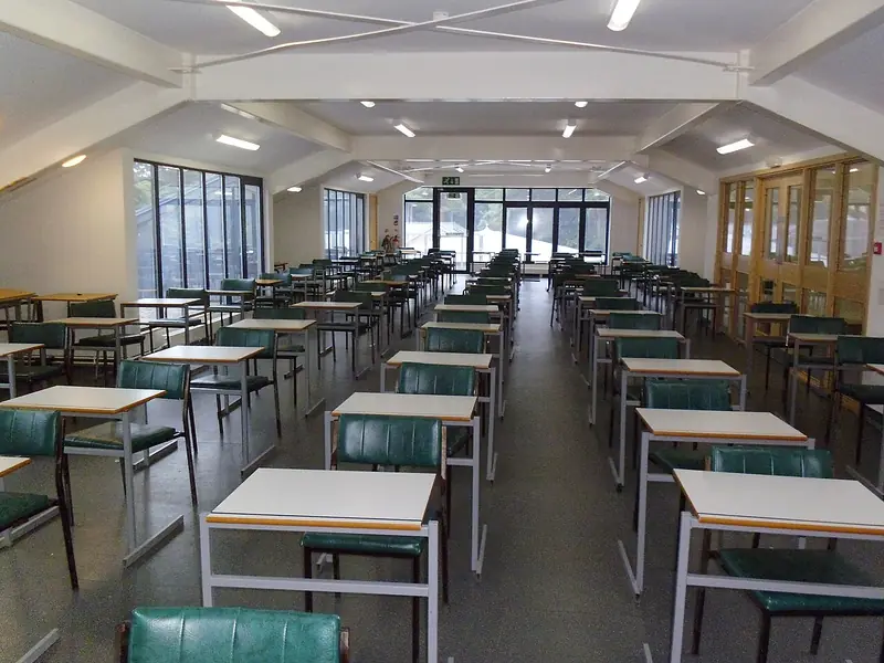 Sala de exame com carteiras vazias
