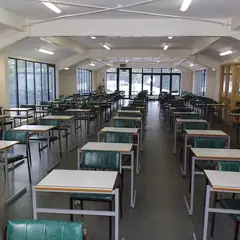 Sala de exame com carteiras vazias