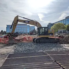 Escavadeira trabalhando em um canteiro de obras