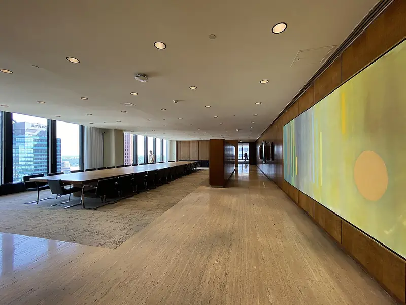 Sala de reuniões ampla com mesa comprida