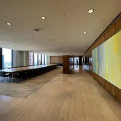 Sala de reuniões ampla com mesa comprida