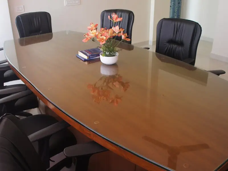 Mesa de reunião com cadeiras de escritório
