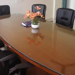 Mesa de reunião com cadeiras de escritório