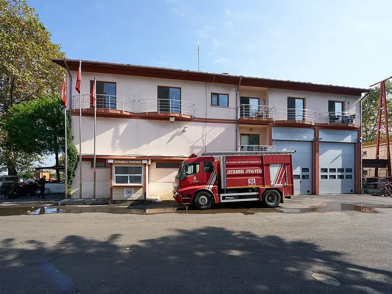 Quartel de bombeiros com viatura
