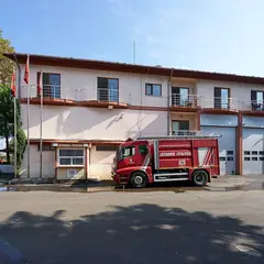 Quartel de bombeiros com viatura