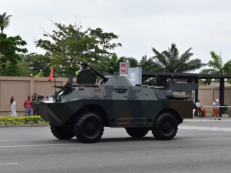 Veículo blindado militar em desfile
