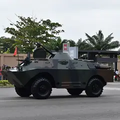 Veículo blindado militar em desfile