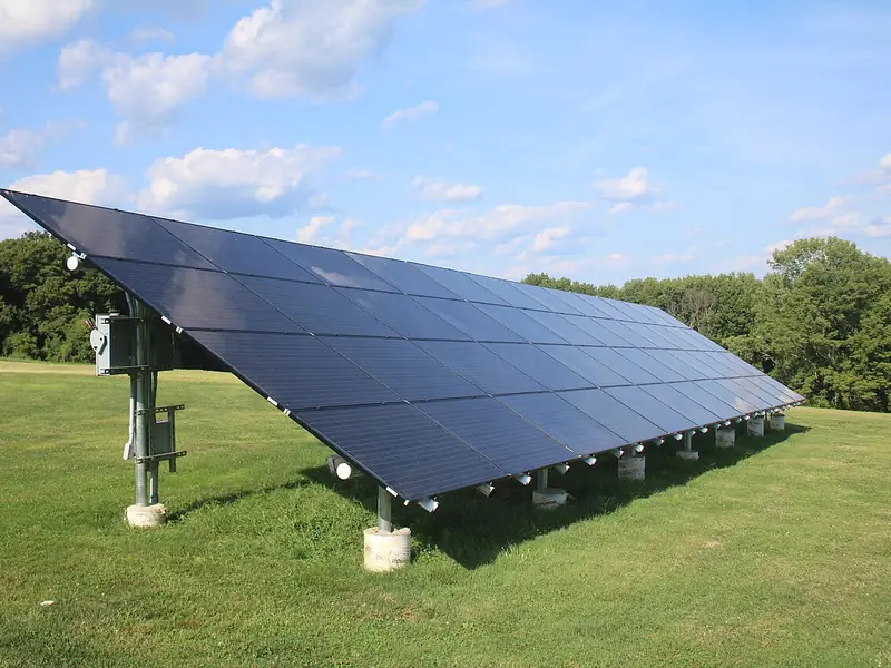 Painéis solares instalados sobre um gramado