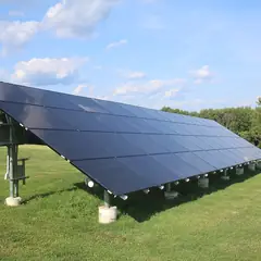 Painéis solares instalados sobre um gramado