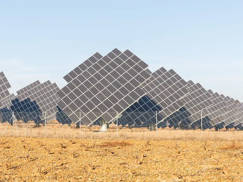 Usina de painéis solares em campo aberto