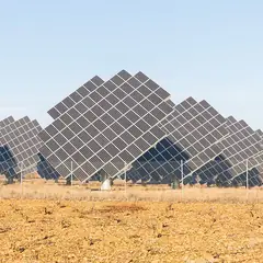 Usina de painéis solares em campo aberto