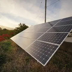 Painel solar ao pôr do sol