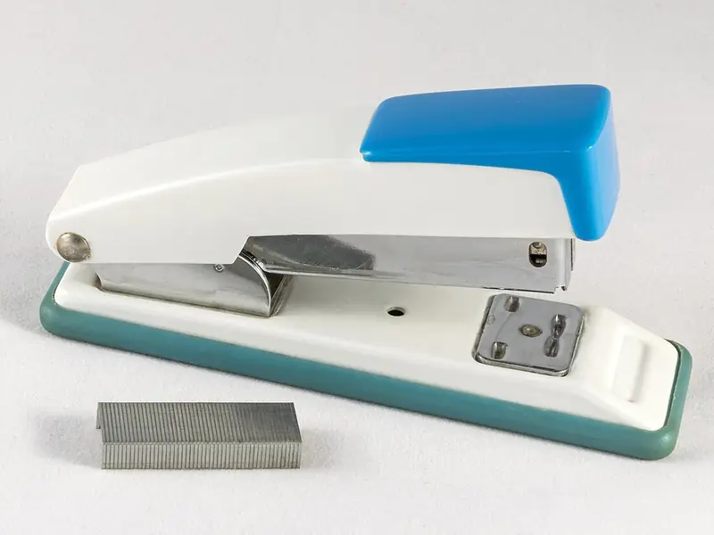 Grampeador de mesa com grampos