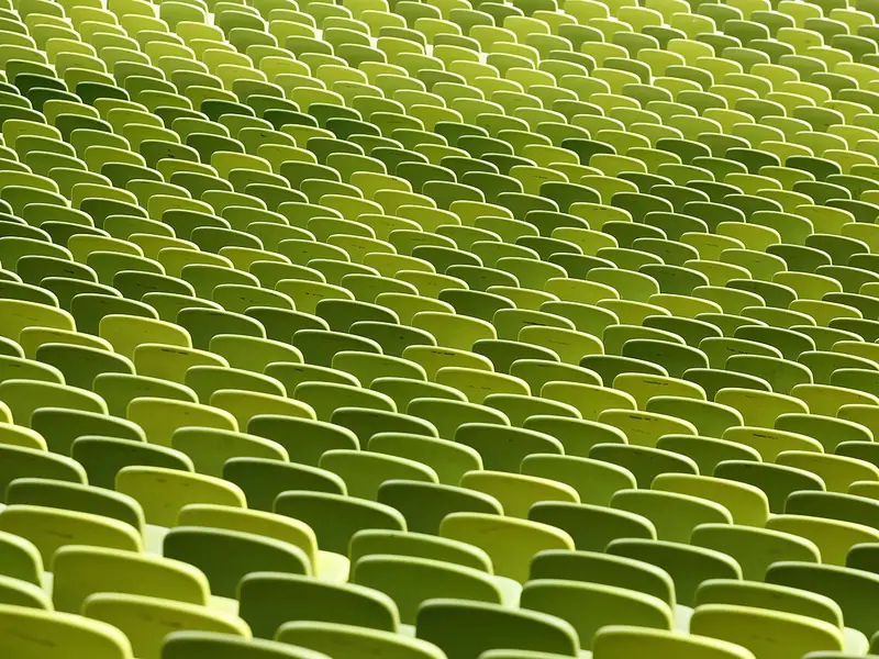 Arquibancada de estádio com cadeiras verdes