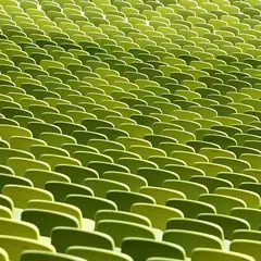 Arquibancada de estádio com cadeiras verdes