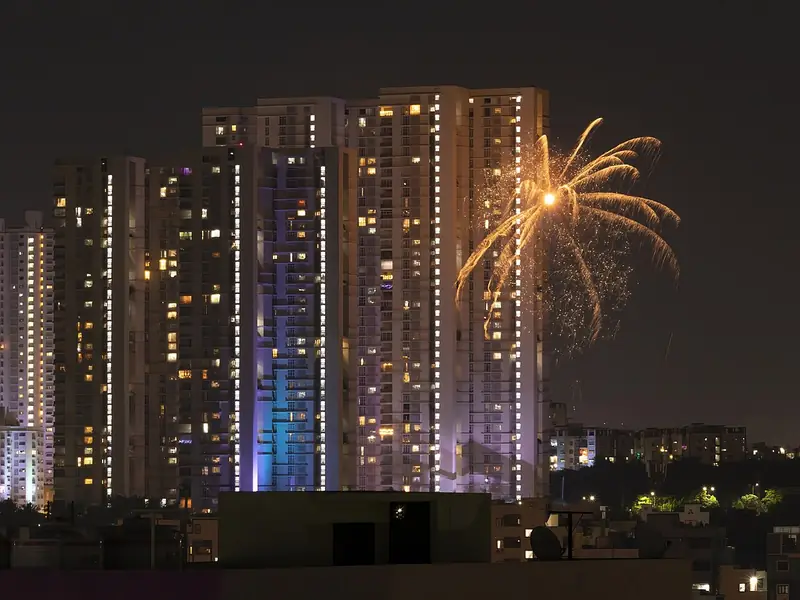 Fogos de artifício sobre a cidade à noite