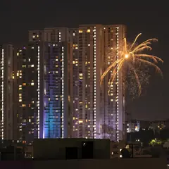 Fogos de artifício sobre a cidade à noite