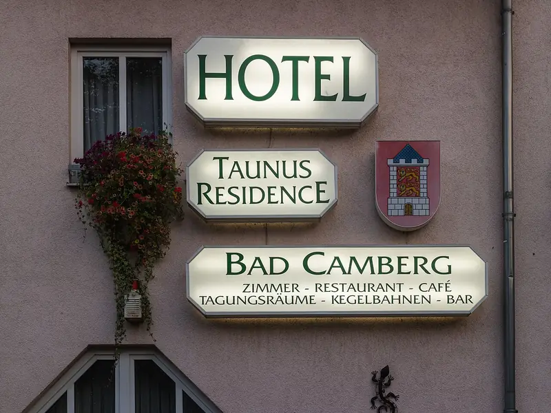 Placa de hotel na fachada