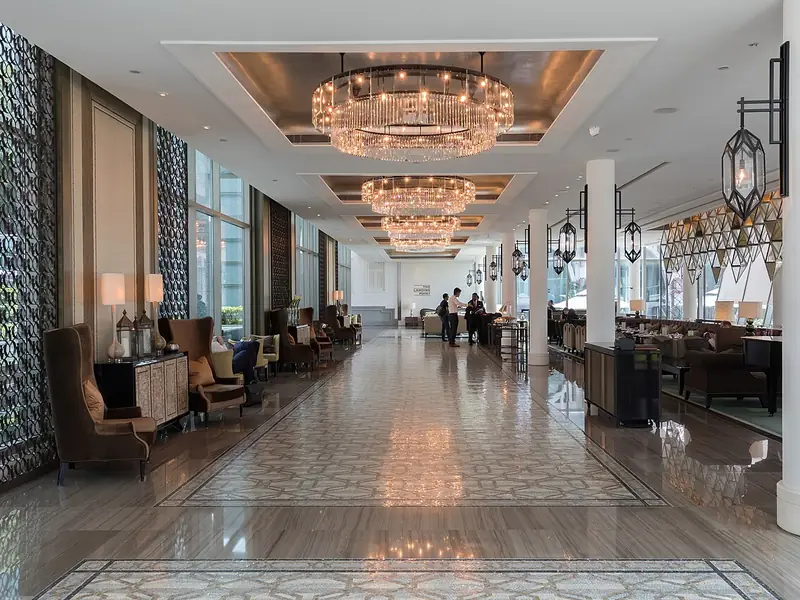 Saguão de hotel com lustres