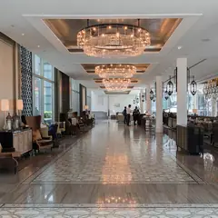 Saguão de hotel com lustres