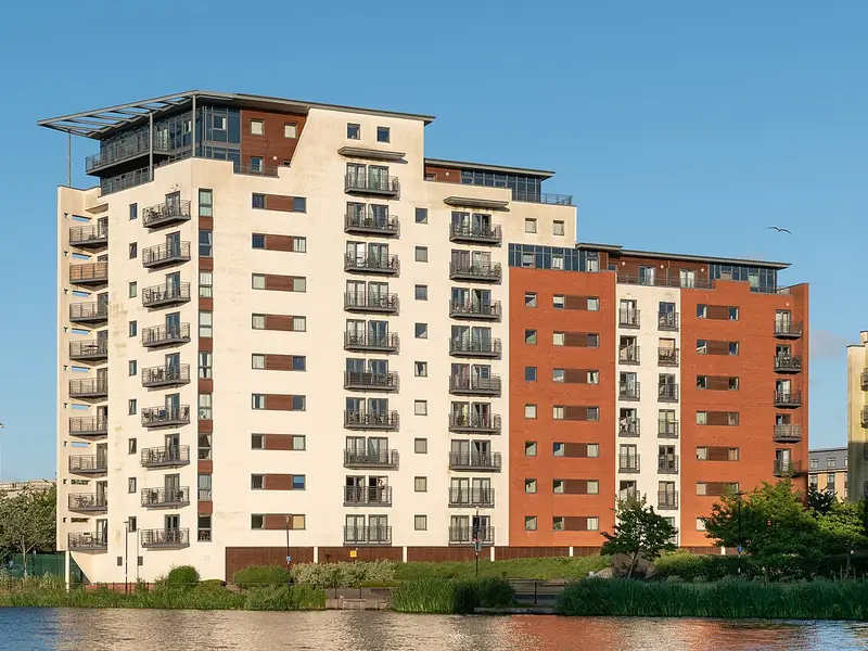 Edifícios residenciais à beira d'água