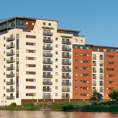 Edifícios residenciais à beira d'água