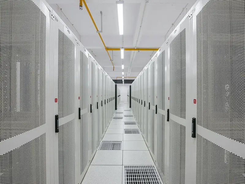 Corredor de racks de servidores em um data center