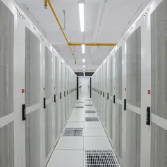 Corredor de racks de servidores em um data center