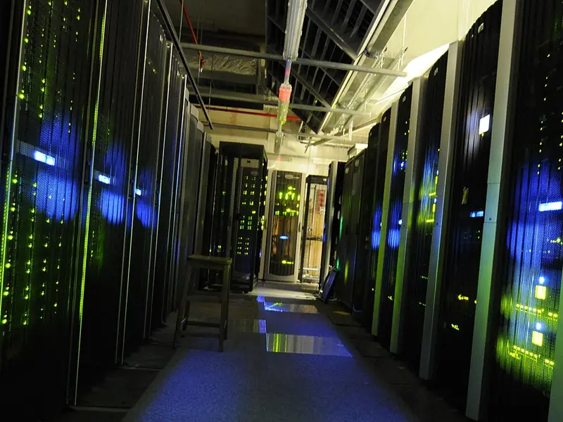Sala de servidores com luzes dos equipamentos acesas