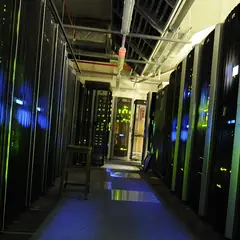 Sala de servidores com luzes dos equipamentos acesas