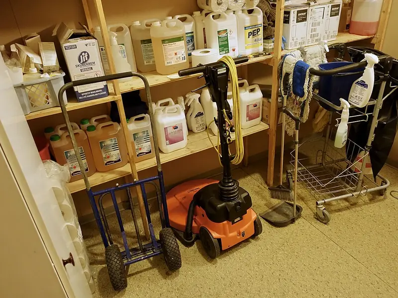 Depósito de produtos e equipamentos de limpeza