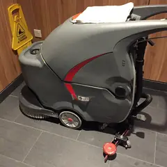 Lavadora de piso industrial em um corredor