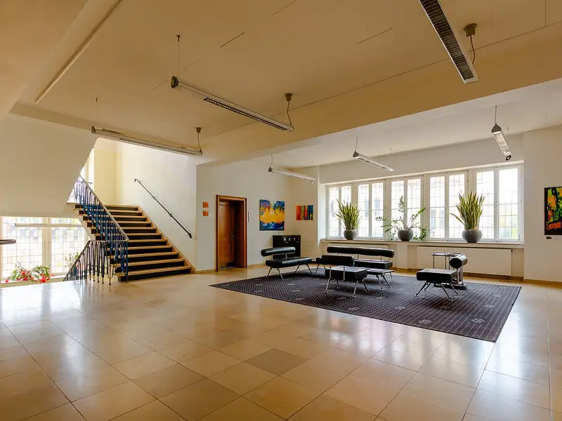 Hall de prédio público com mobiliário e escada