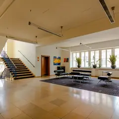 Hall de prédio público com mobiliário e escada