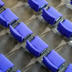 Fileiras de cadeiras estofadas azuis