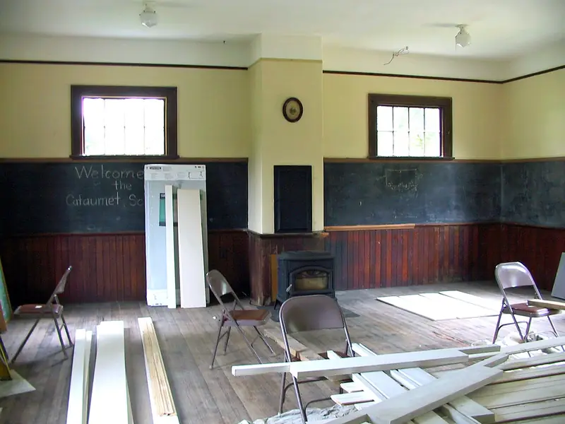Sala em reforma com materiais no chão
