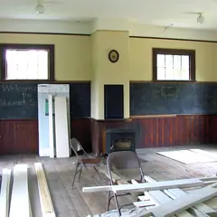 Sala em reforma com materiais no chão