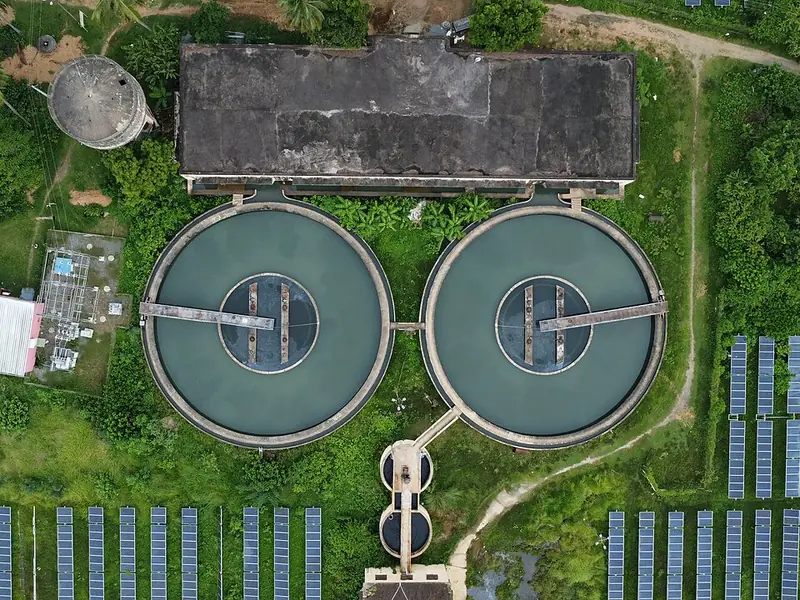 Vista aérea de uma estação de tratamento de água com tanques circulares