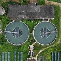 Vista aérea de uma estação de tratamento de água com tanques circulares
